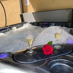 gite-des-combes-blanches-avec-piscine-et-jacuzzi.midi-pyreneeshotels.com/